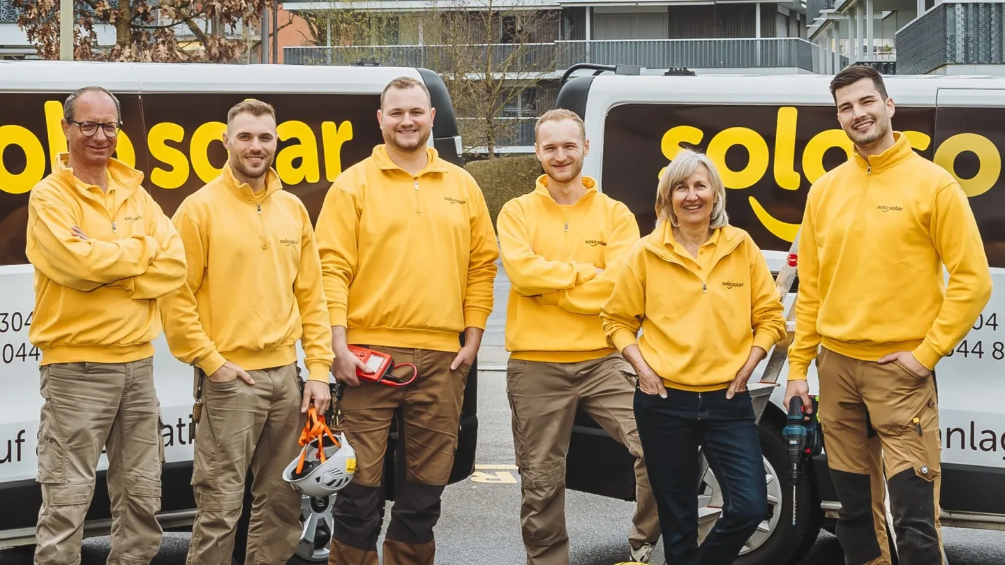 Das Team von SoloSolar vor den Firmenfahrzeugen